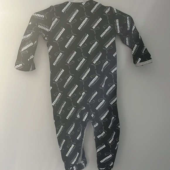 (0-3m) 4/$20 Black Puma Footie Sleeper - Picture 4 of 4